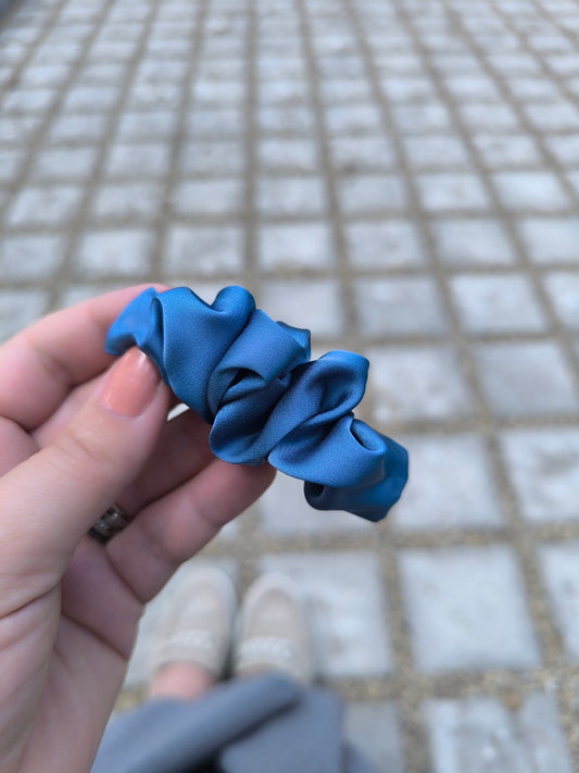 BLUE CROISSANT CLIP