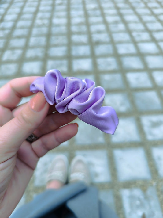 LILAC CROISSANT CLIP