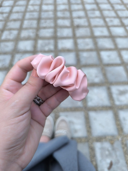 LIGHT CROISSANT HAIR CLIP